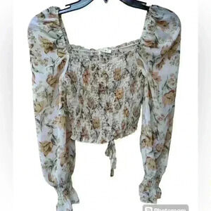 NWOT Blush Love ❤️J flower Croptop with ruffled arms and stretchy waist